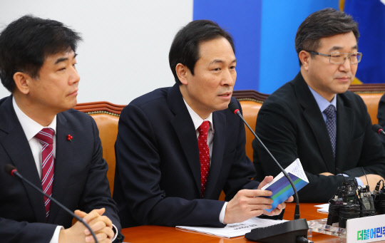 더불어민주당 우상호 원내대표(왼쪽 두번째)가 3일 오전 국회에서 열린 원내대책회의에서 발언하고 있다. 우 원내대표는 "선거권을 18세로 낮춰야 한다"며 "민주주의의 역사는 곧 참정권 확대"라 발언하고 있다.   연합뉴스